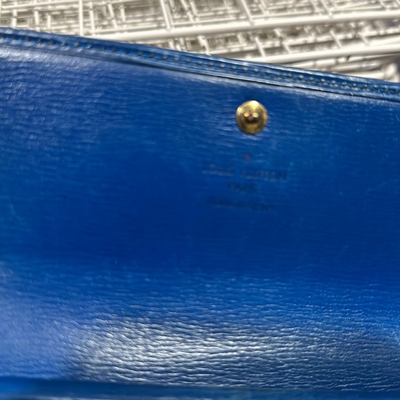 Luis Vuitton Cyan Blue Epi tri fold wallet. - Picture 9 of 17